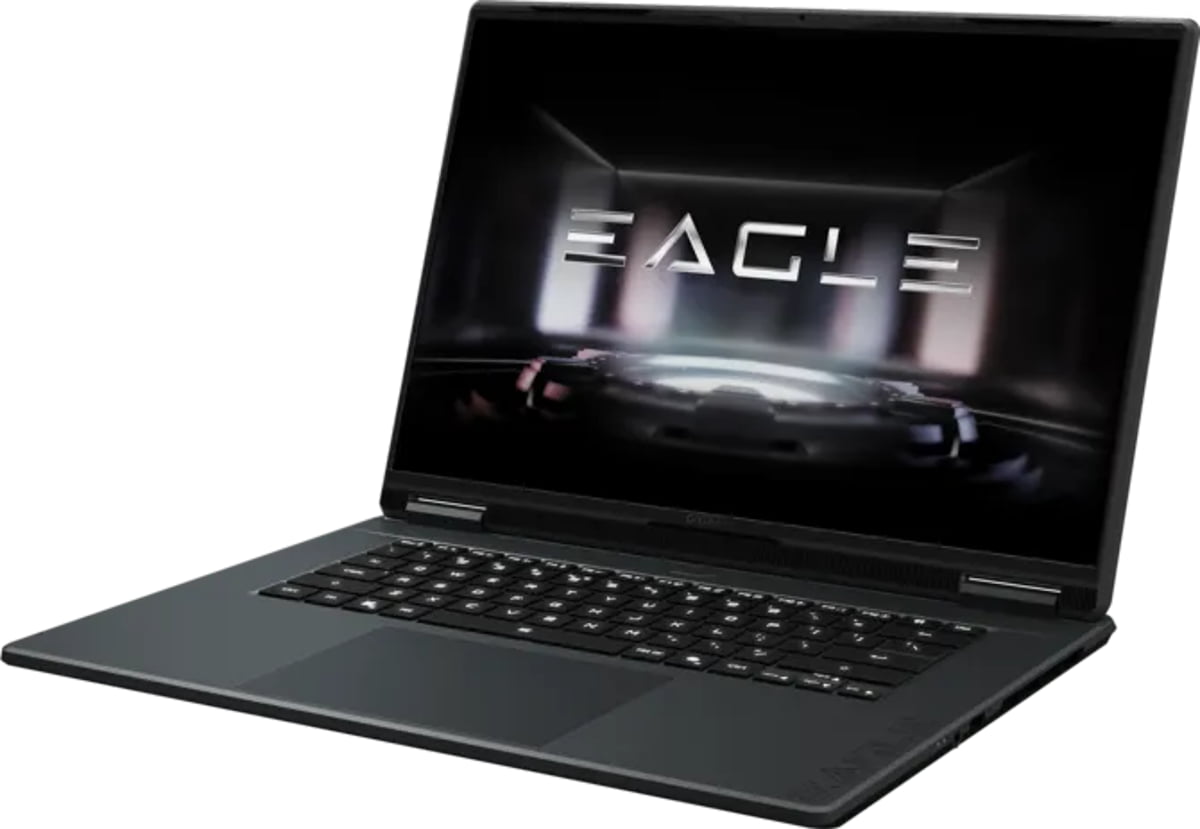 لپ تاپ تیره رنگ GIGABYTE EAGLE در نمای زاویه دار با نمایشگر روشن و لوگوی EAGLE روی صفحه