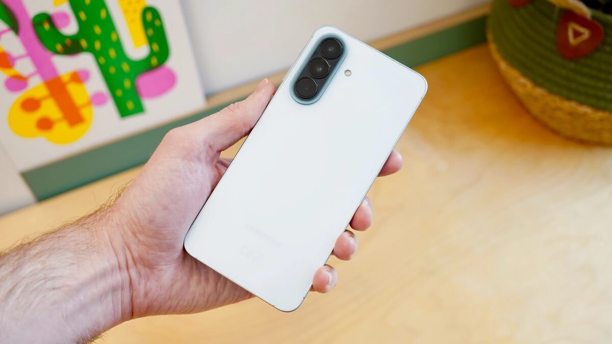 Galaxy A57 به تراشه Exynos 1680 مجهز شده است که با لیتوگرافی ۴ نانومتری تولید شده و نسبت به نسل قبل، هم از نظر قدرت پردازشی و هم از نظر بهرهوری انرژی پیشرفت قابل توجهی دارد.