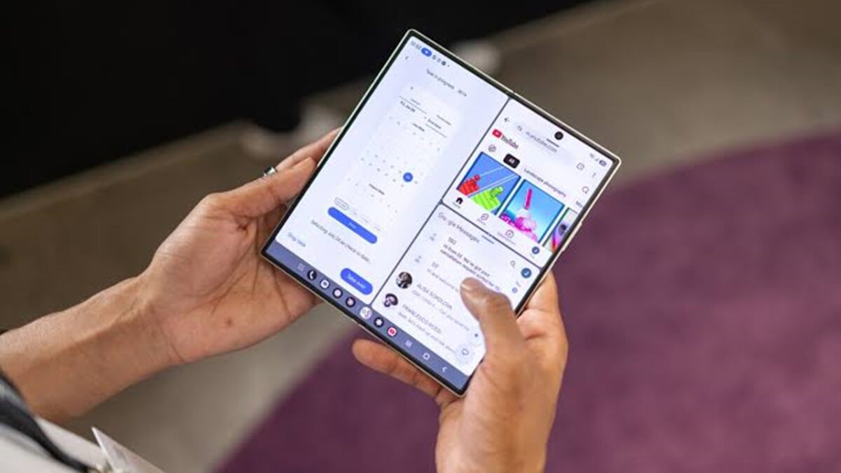 Galaxy Z Fold8 Ultra به یک نمایشگر داخلی 8.0 اینچی Foldable Dynamic AMOLED 2X مجهز شده که وضوح 2256 × 2504 پیکسل، تراکم حدود 422 پیکسل بر اینچ، نرخ نوسازی تطبیقی 1 تا 120 هرتز و حداکثر روشنایی 3000 نیت را ارائه میدهد.
