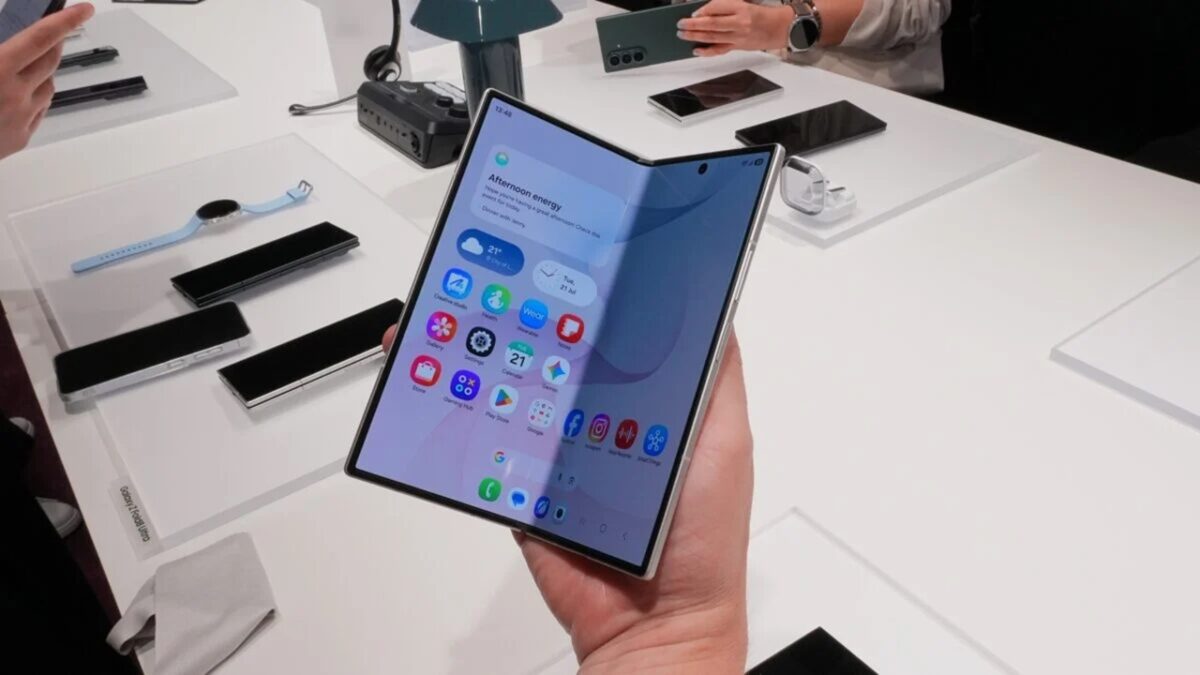 سامسونگ برای Galaxy Z Fold8 Ultra از یک دوربین 10 مگاپیکسلی تلهفوتو با دیافراگم f/2.4، فاصله کانونی 67 میلیمتری، فوکوس خودکار PDAF، لرزشگیر اپتیکال OIS و زوم اپتیکال 3 برابری استفاده کرده است.