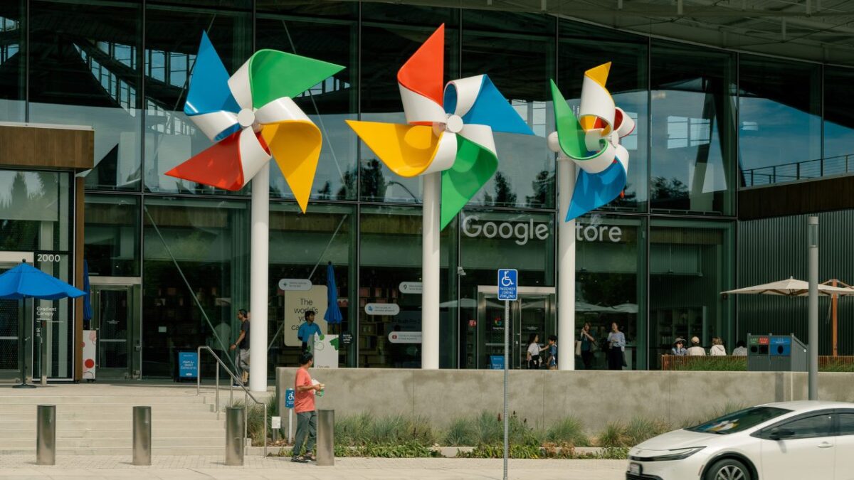 نمای بیرونی Google Store با سه سازه رنگی شبیه پرههای چرخان در جلوی ساختمان و چند رهگذر در پیادهرو