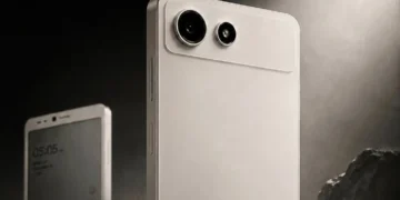 گوشی Hisense A10 با نمایشگر رنگی جداشونده
