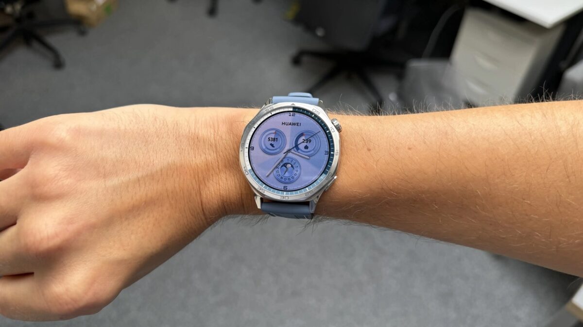 در این رده قیمتی وارد دنیای ساعتهای حرفهای میشویم. ساعتهایی مانند Xiaomi Watch S3، Huawei Watch GT 5، Amazfit Active 2 و Galaxy Watch 8 امکاناتی مانند GPS دوفرکانسه، نمایشگرهای بسیار باکیفیت، سنسورهای دقیق سلامتی، طراحی پریمیوم و سیستمعاملهای پیشرفته را ارائه میکنند.