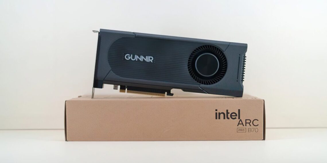 نمای فیزیکی کارت گرافیک برند GUNNIR از سری Intel Arc Pro B70 که بر روی جعبه اصلی خود قرار گرفته است؛ طراحی بدنه مشکی مات با سیستم خنککننده دمنده (Blower) و برندینگ Intel Arc روی جعبه