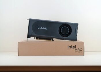 نمای فیزیکی کارت گرافیک برند GUNNIR از سری Intel Arc Pro B70 که بر روی جعبه اصلی خود قرار گرفته است؛ طراحی بدنه مشکی مات با سیستم خنک‌کننده دمنده (Blower) و برندینگ Intel Arc روی جعبه