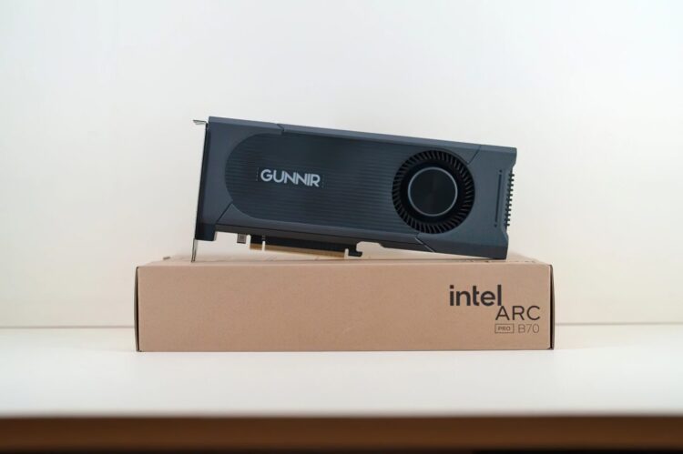 نمای فیزیکی کارت گرافیک برند GUNNIR از سری Intel Arc Pro B70 که بر روی جعبه اصلی خود قرار گرفته است؛ طراحی بدنه مشکی مات با سیستم خنک‌کننده دمنده (Blower) و برندینگ Intel Arc روی جعبه