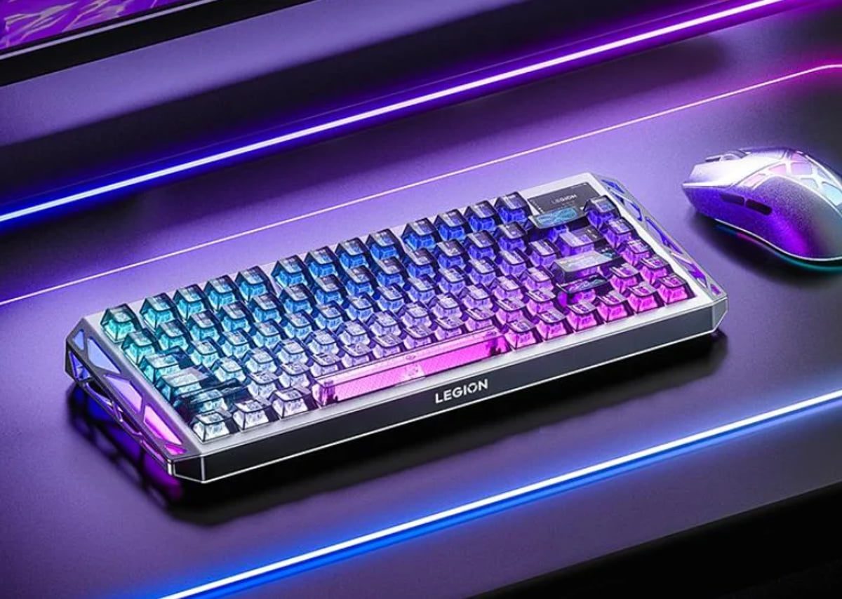 نمای زاویه دار از کیبورد مکانیکی Lenovo Legion با نورپردازی RGB در تون های آبی، فیروزه ای و صورتی؛ در سمت راست تصویر یک ماوس گیمینگ هماهنگ با نورپردازی مشابه دیده میشود و کل صحنه در محیطی نئونی با خطوط نور بنفش و آبی ثبت شده است