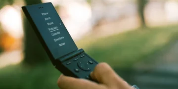 گوشی تاشوی ساده Light Flip رونمایی شد
