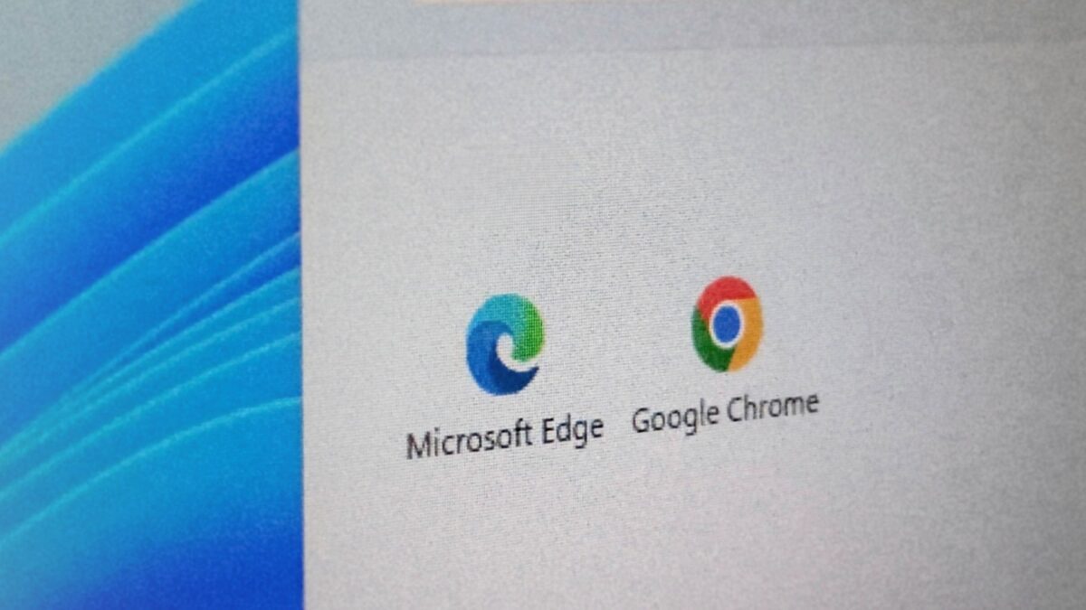 نمای نزدیک از صفحه دسکتاپ ویندوز که دو آیکون مرورگر Microsoft Edge و Google Chrome کنار هم دیده می‌شوند؛ بخشی از پس‌زمینه آبی ویندوز نیز در سمت چپ تصویر قرار دارد
