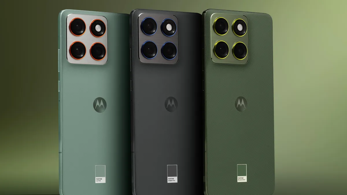 تصویر تبلیغاتی گوشی Motorola Edge 70 Max با پشتیبانی از شارژ بیسیم مغناطیسی و باتری ۷۱۰۰ میلیآمپرساعتی
