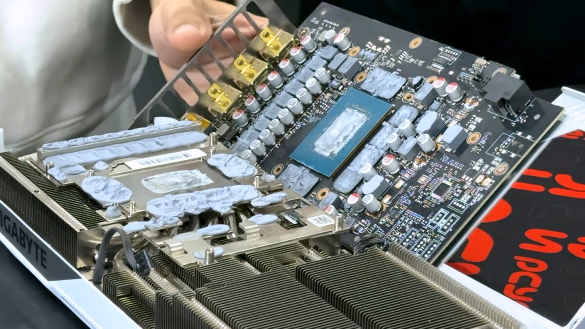 نمای داخلی و کالبدشکافی کارت گرافیک گیگابایت (GIGABYTE) که برد PCB، تراشه مرکزی و خمیر سیلیکون پخششده روی هیتسینک را نشان میدهد.