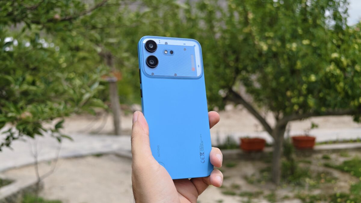 گوشی Nothing Phone (4b) در رنگ‌های مشکی، سفید و آبی