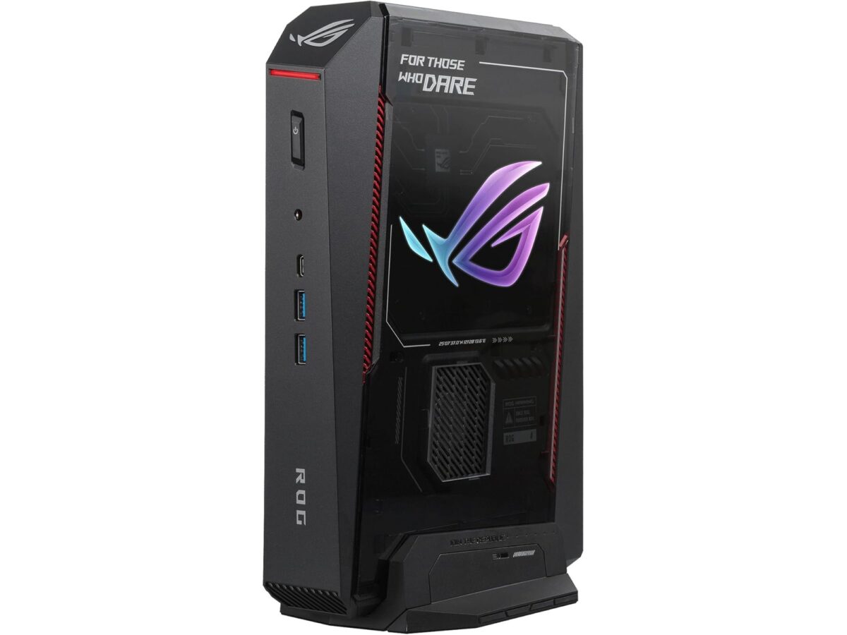 نمای روبرو و زاویهدار از سیستم کوچک گیمینگ ASUS ROG NUC که روی پایه عمودی مشکی قرار گرفته است. طراحی مدرن با خطوط تیز، نورپردازی RGB لوگوی ROG روی پنل شفاف و پورتهای جلویی کیس به زیبایی به تصویر کشیده شدهاند.