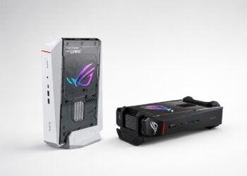تصویر مقایسه‌ای از مینی پی‌سی ایسوس ROG NUC در دو رنگ. در سمت چپ، نسخه سفید رنگ روی پایه عمودی ایستاده و در سمت راست، نسخه مشکی به صورت افقی قرار گرفته که انعطاف‌پذیری در طراحی و چیدمان این سیستم گیمینگ فشرده را نشان می‌دهد.