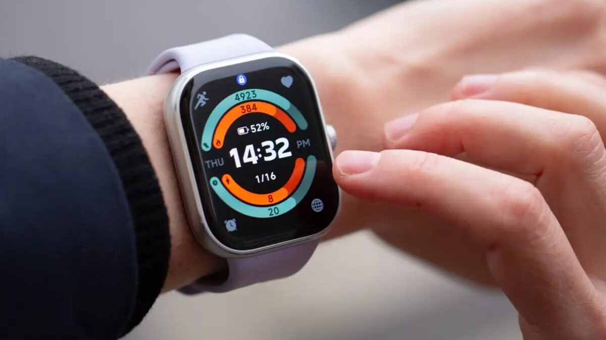 یکی از مهمترین مزیتهای Redmi Watch 5 نمایشگر بسیار بزرگ و باکیفیت آن است.