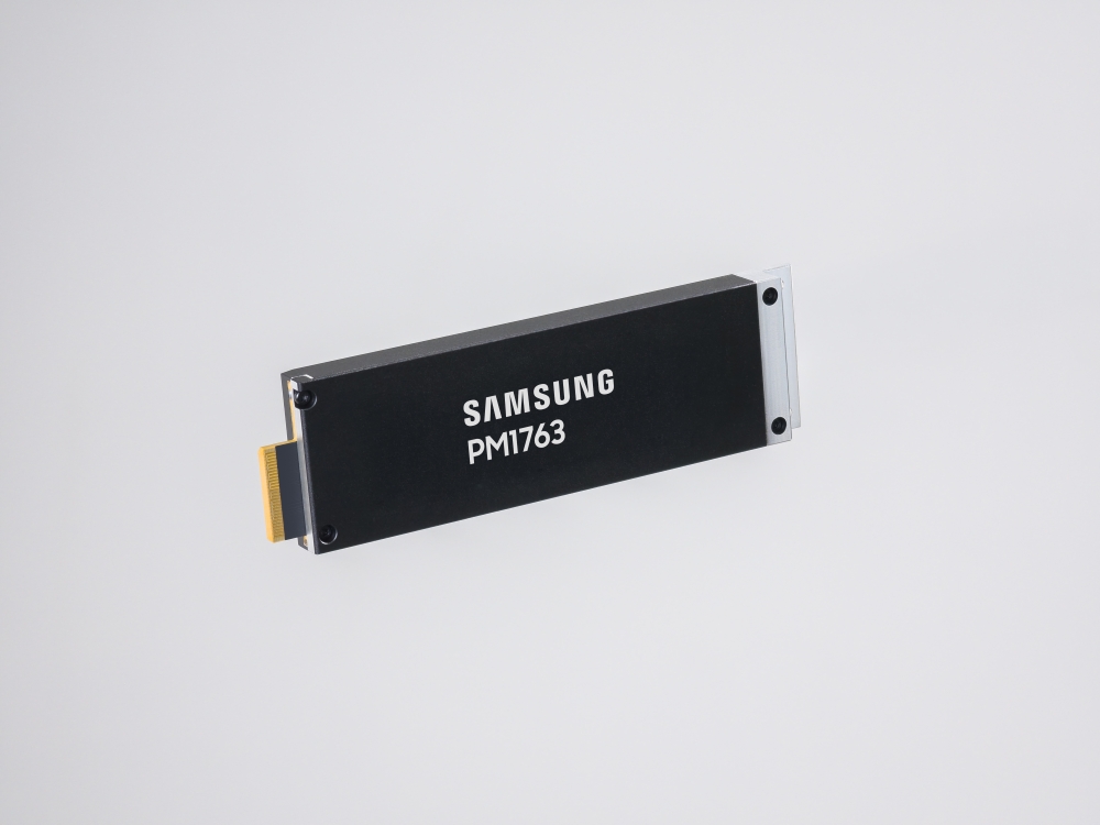 نمای زاویهدار و سهبعدی از اساسدی Samsung PM1763 با بدنه فلزی مشکی و کانکتور طلایی لبهای روی پسزمینه خاکستری روشن ملایم که طراحی فیزیکی قطعه را نشان میدهد