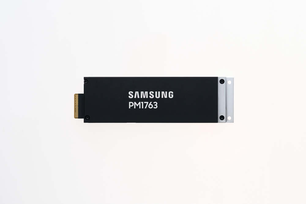 نمای مستقیم و تخت از سطح بالایی اساسدی سازمانی Samsung PM1763 روی پسزمینه سفید، با نمایش دقیق لوگوی سامسونگ، نام مدل و پیچهای بدنه فلزی در دو طرف قطعه