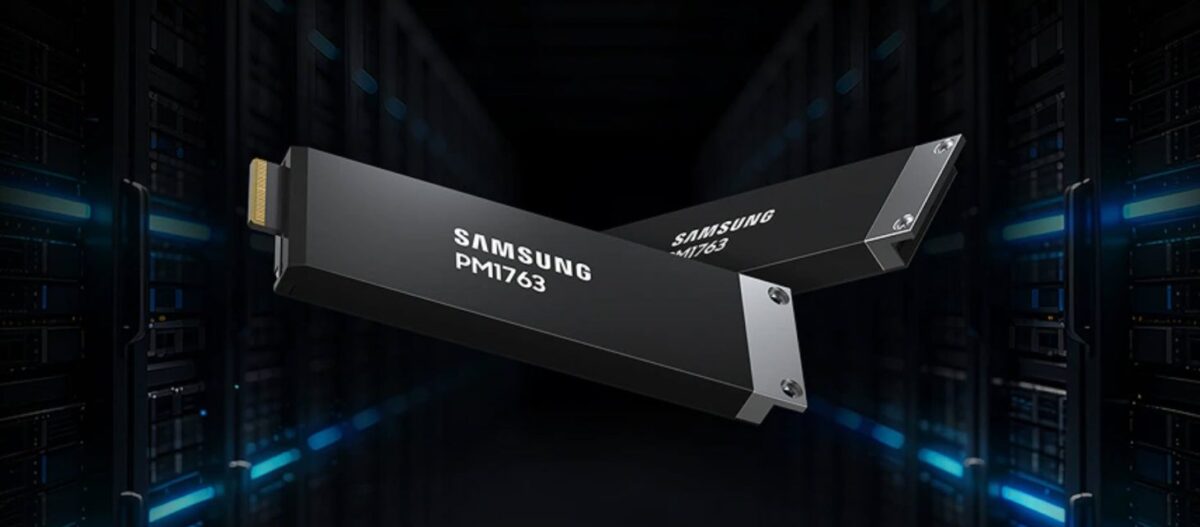 دو دستگاه اساسدی Samsung PM1763 با فرم فاکتور باریک و صنعتی در حالت معلق در پسزمینهای تاریک از رکهای سرور (Server Room) با نورپردازی آبی ملایم