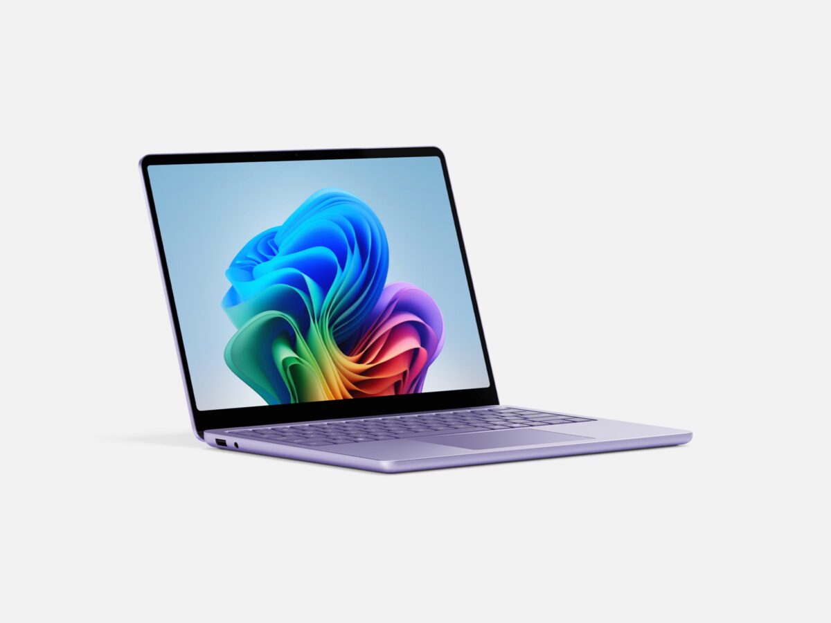 رندر مفهومی از یک لپ تاپ باریک بنفش رنگ شبیه Microsoft Surface در پس زمینه کاملا سفید؛ نمایشگر دستگاه والپیپری انتزاعی با موج های رنگی آبی، سبز، نارنجی و بنفش را نشان میدهد و بدنه مینیمال با حاشیه های باریک دیده میشود