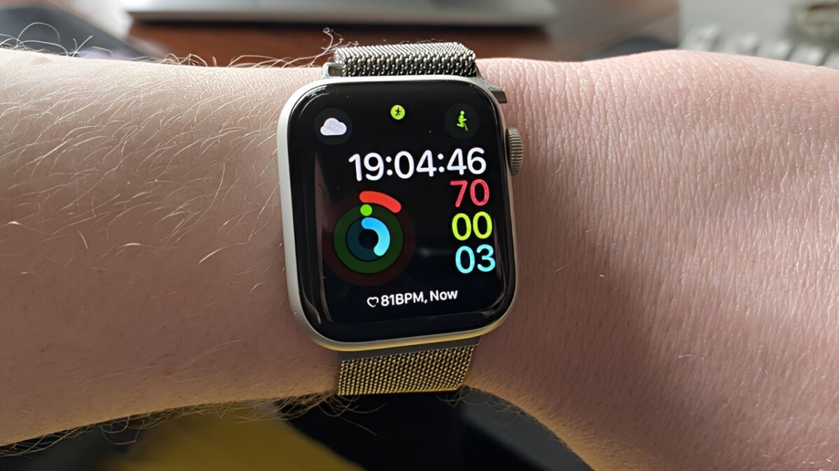 کاربر در حال استفاده از Apple Watch برای ثبت فعالیت ورزشی و کالری مصرفی