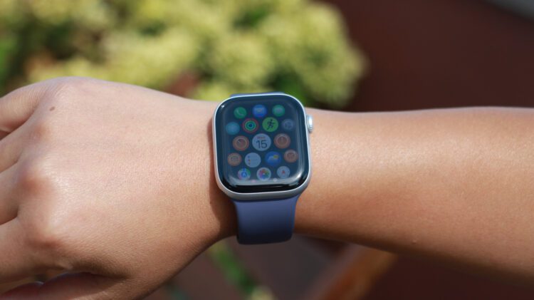 نمایش میزان کالری مصرفی روی صفحه Apple Watch هنگام فعالیت ورزشی