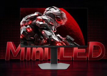 نمای استودیویی از یک مانیتور گیمینگ با پنل Mini LED که تصویری از یک کاراکتر آینده‌نگرانه با زره و چشمان قرمز را در مقابل پس‌زمینه‌ای از یک سیاره سرخ نمایش می‌دهد؛ عبارت برجسته و سه‌بعدی Mini LED به رنگ قرمز در جلوی پایه مانیتور قرار گرفته تا بر تکنولوژی پیشرفته نور پس‌زمینه و کنتراست تصویر تأکید کند.