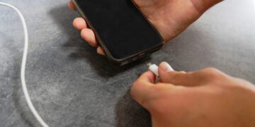 چرا باتری گوشی در حالت خاموش هم خالی می شود؟