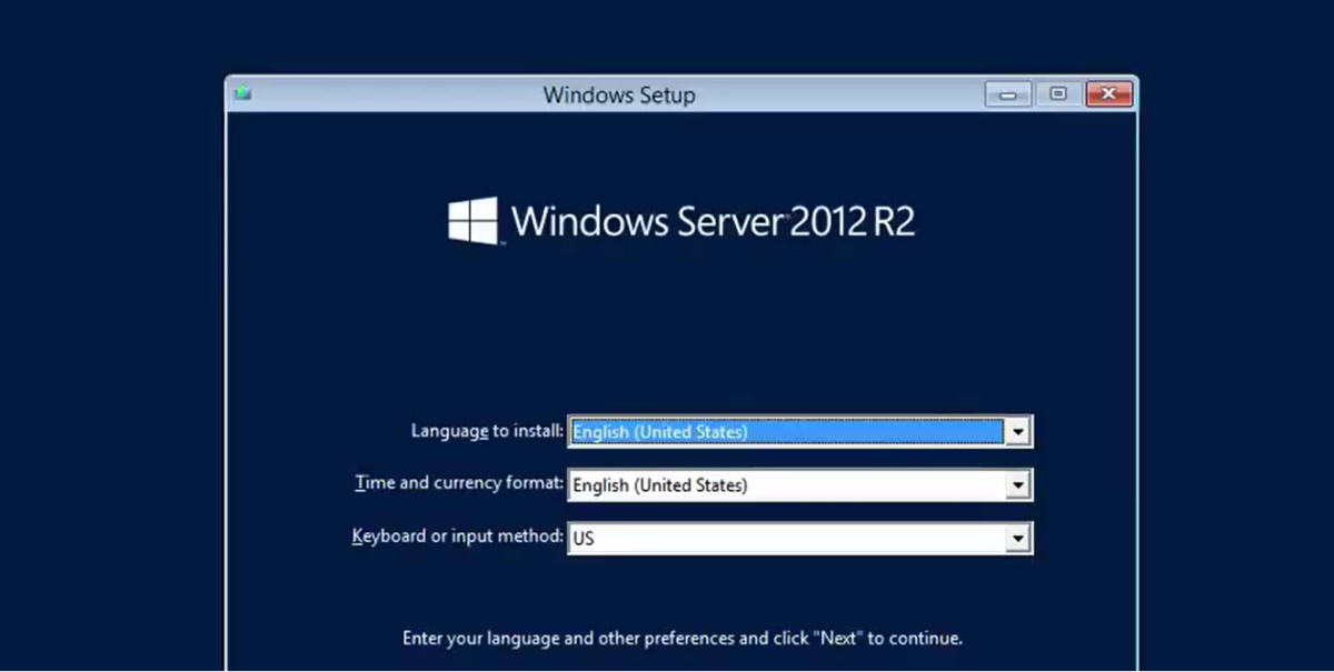 پنجرهی Windows Setup برای نصب Windows Server 2012 R2 روی پسزمینهی سورمهای رنگ، با فیلدهای انتخاب زبان نصب، فرمت زمان و ارز روی گزینهی English (United States) و متد کیبورد US.