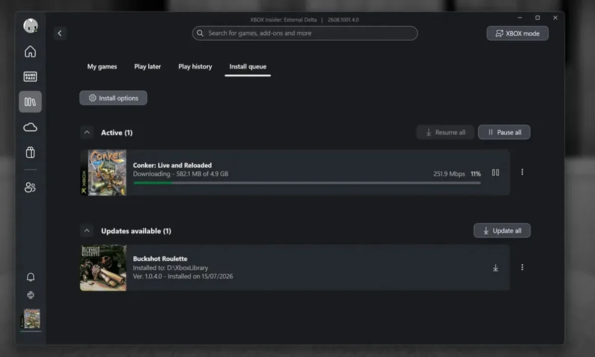 اسکرین‌شات تیره از اپلیکیشن Xbox روی ویندوز در تب Install queue که روند دانلود بازی Conker: Live and Reloaded را با نوار پیشرفت، سرعت دانلود و دکمه‌های Pause all و Resume all نشان می‌دهد؛ در بخش پایین‌تر نیز آپدیت بازی Buckshot Roulette دیده می‌شود