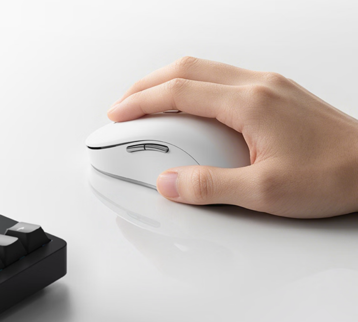 ماوس Wireless Mouse 4 Pro شیائومی با طراحی جمع‌وجور، درپوش مغناطیسی و امکان نگهداری گیرنده USB داخل بدنه عرضه می‌شود.