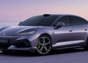 شرکت BYD از سدان لوکس برقی Denza Z9S با برد ۹۲۰ کیلومتری رونمایی کرد
