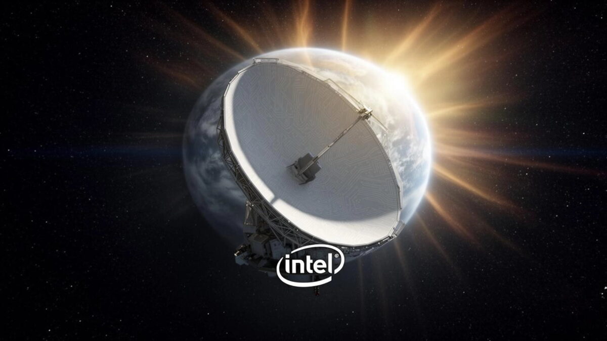 تصویر گرافیکی از یک آنتن بشقابی عظیم مخابراتی در مدار زمین که لوگوی سفید و کلاسیک Intel روی مرکز دیش آن قرار گرفته است. در پسزمینه، کره زمین با اتمسفر آبی و نور درخشان خورشید در حال طلوع دیده میشود که پرتوهای نارنجی آن از پشت بدنه فلزی آنتن به سمت فضا پخش شدهاند.