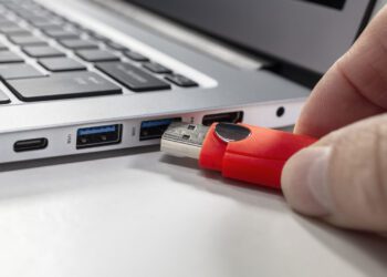آموزش تمیز کردن پورت USB و درگاه شارژ بدون آسیب رساندن به دستگاه