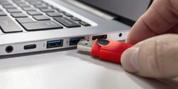 آموزش تمیز کردن پورت USB و درگاه شارژ بدون آسیب رساندن به دستگاه