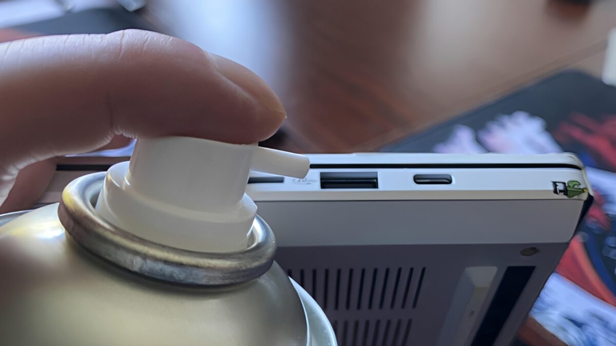 تمیز کردن پورت USB با خلال دندان چوبی و هوای فشرده