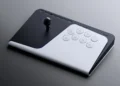 کنترلر آرکید مشکی و سفید با طراحی الهامگرفته از PlayStation 5، شامل جویاستیک توپدار، هشت دکمه سفید و نوار LED آبی.