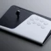 کنترلر آرکید مشکی و سفید با طراحی الهام‌گرفته از PlayStation 5، شامل جوی‌استیک توپ‌دار، هشت دکمه سفید و نوار LED آبی.