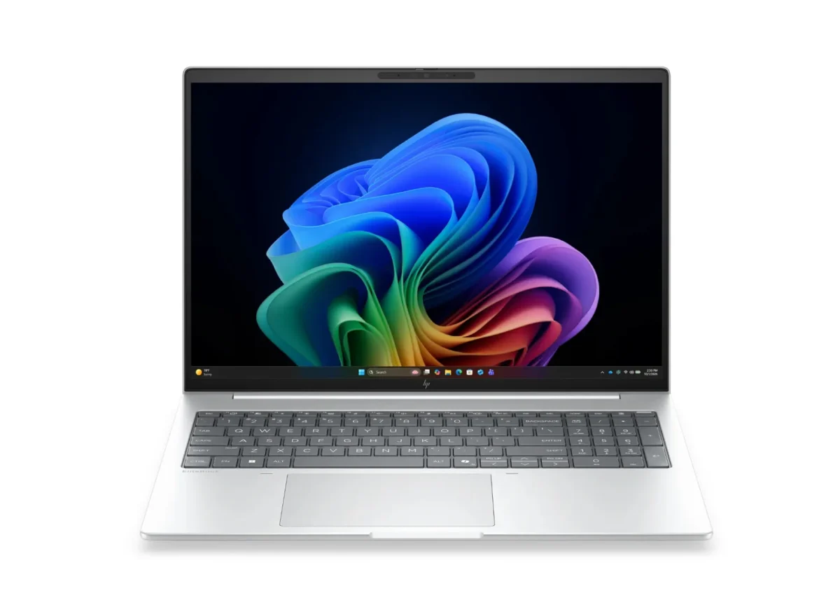 نمای کامل روبروی لپتاپ نقرهای HP EliteBook با صفحه نمایش بزرگ ۱۶ اینچی، حاشیههای باریک و کیبورد کامل دارای بخش اعداد (Numpad).