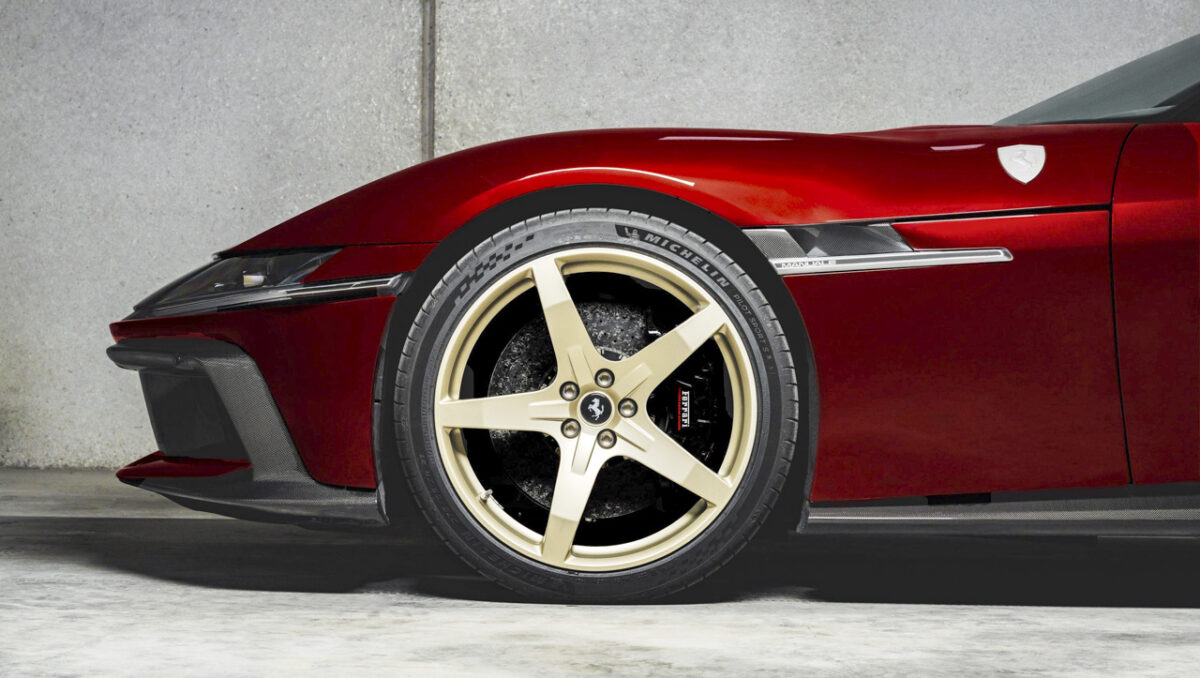 نمای نزدیک چرخ جلو، رینگ پنجپره و جزئیات گلگیر Ferrari 12Cilindri Manuale.
