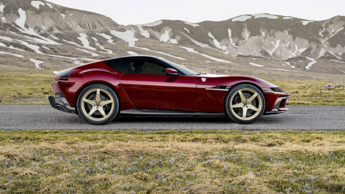 نمای جانبی Ferrari 12Cilindri Manuale با رینگهای پنجپره و بدنه کوپه در طبیعت کوهستانی