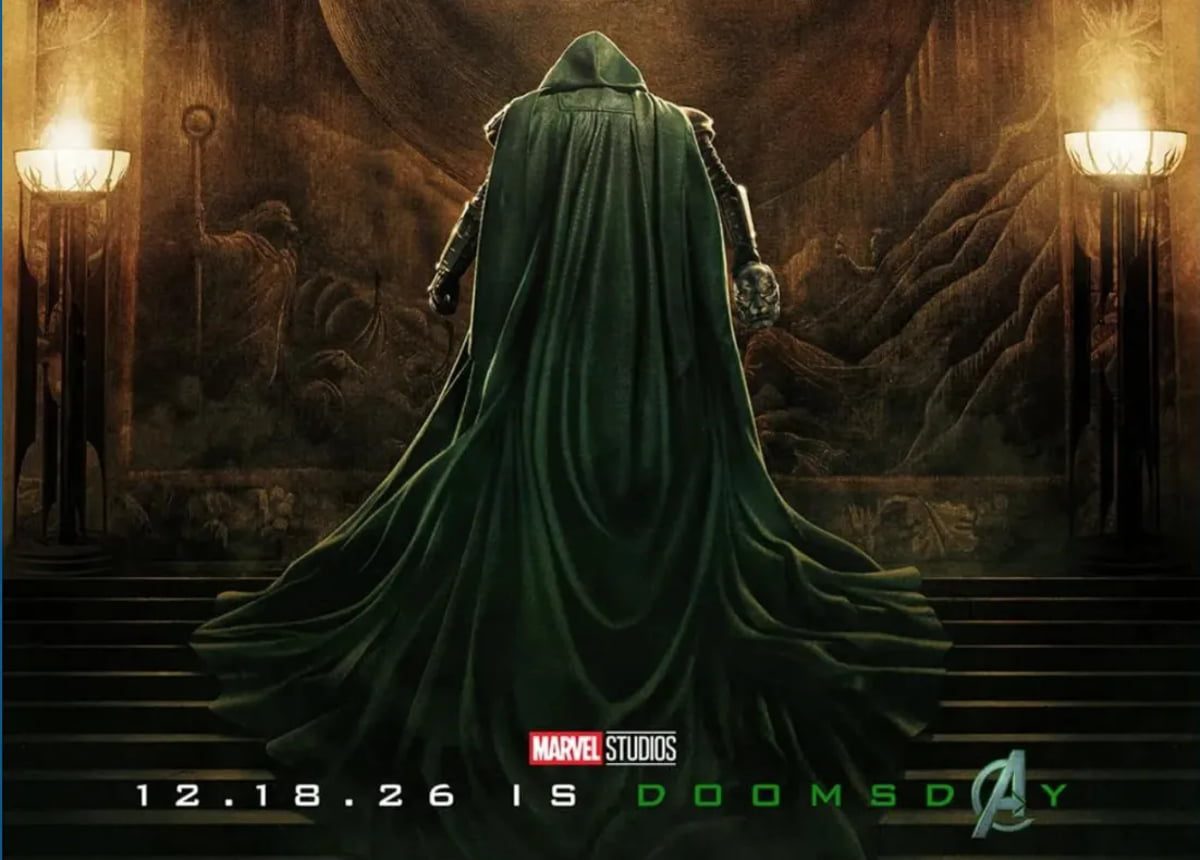پوستر مفهومی فیلم Avengers: Doomsday با نمای پشت دکتر دووم در شنل سبز بلند، ایستاده میان دو مشعل مقابل نقشبرجستهای عظیم؛ تاریخ ۱۸ دسامبر ۲۰۲۶ پایین تصویر دیده میشود