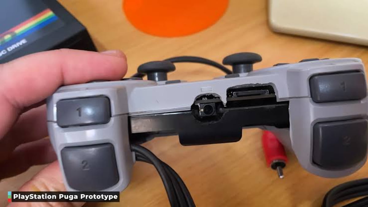 نمای پشتی دسته پروتوتایپ PlayStation Puga که درگاههای اتصال، دکمههای L1/L2 و ساختار بدنه خاکستری آن را با جزئیات نشان میدهد.