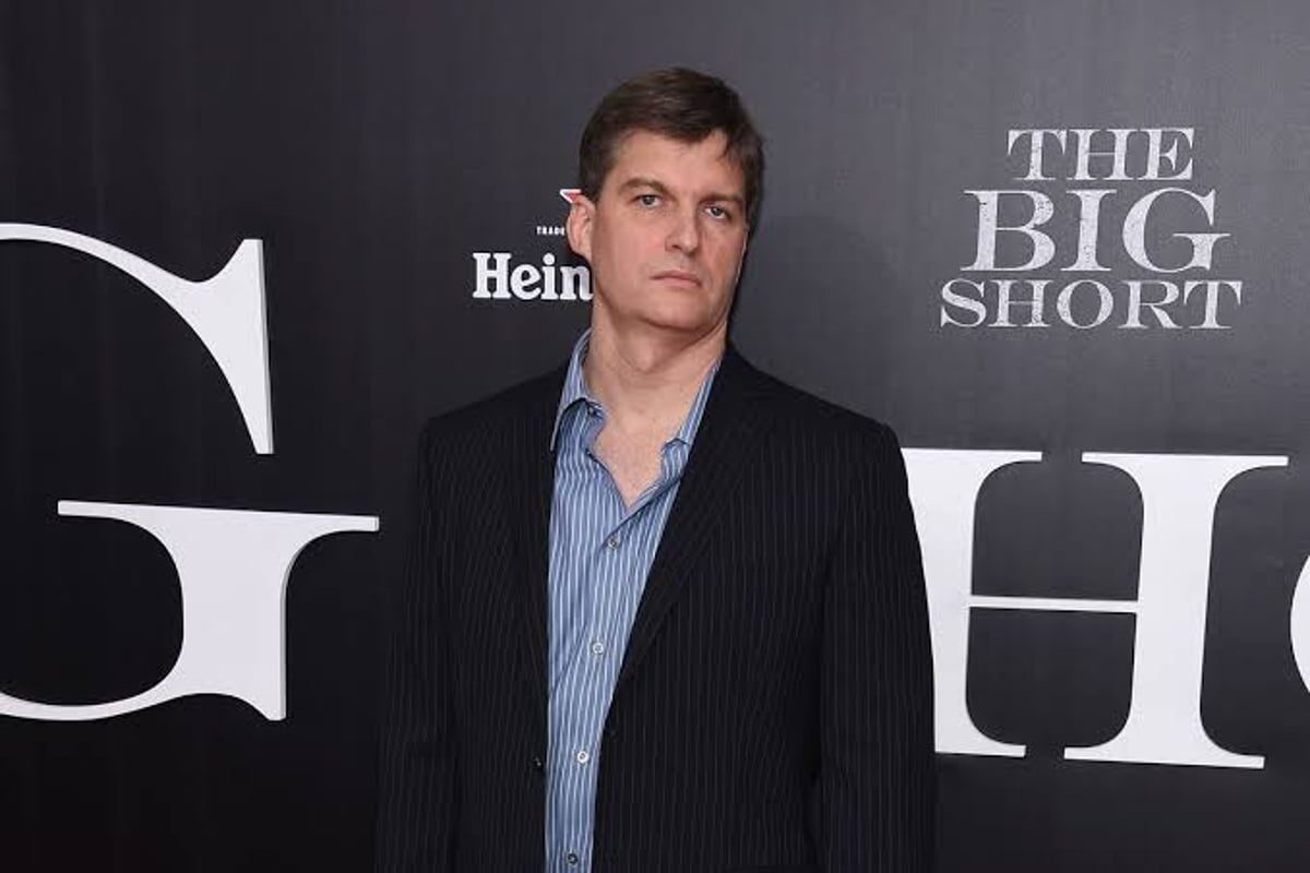 تصویر مدیوم‌شات از مایکل بری (Michael Burry) در مراسم اکران فیلم The Big Short؛ او در مقابل بک‌دراپ رسمی فیلم که لوگوی آن به وضوح دیده می‌شود ایستاده و ظاهری جدی دارد