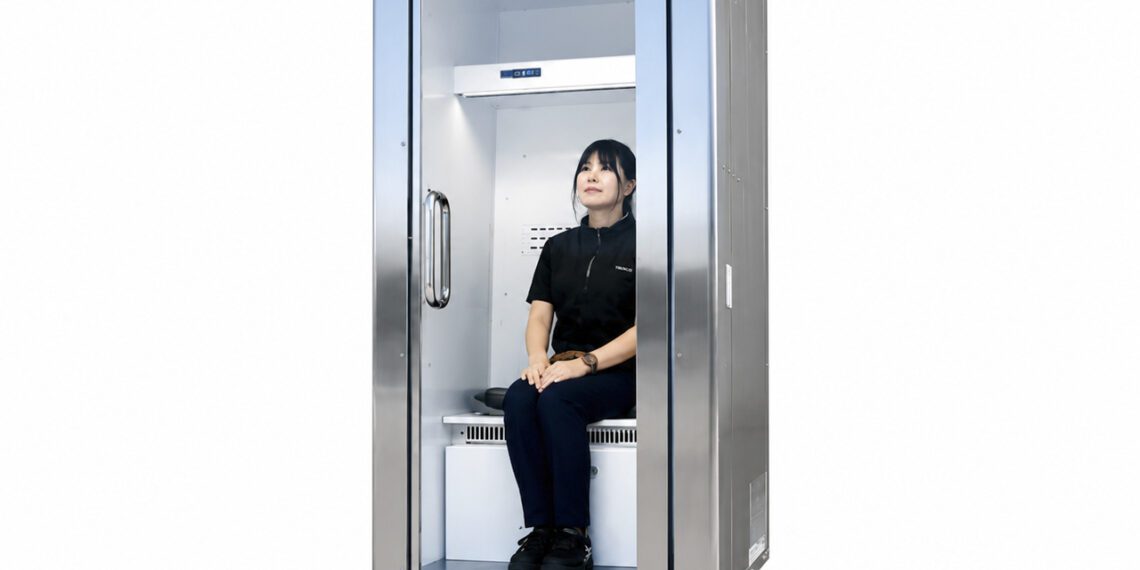 یخچال انسان Do Hiemon Box با بدنه استیل و در شیشهای که یک کاربر روی صندلی داخلی آن نشسته و برای کاهش سریع دمای بدن از سیستم سرمایشی استفاده میکند