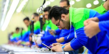 ایرانیها روزانه یک ساعت بیشتر از دهه ۸۰ کار میکنند