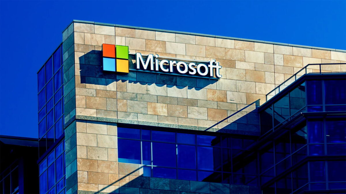 ساختمان اداری شرکت مایکروسافت (Microsoft) با لوگوی رنگی بر روی نمای سنگی
