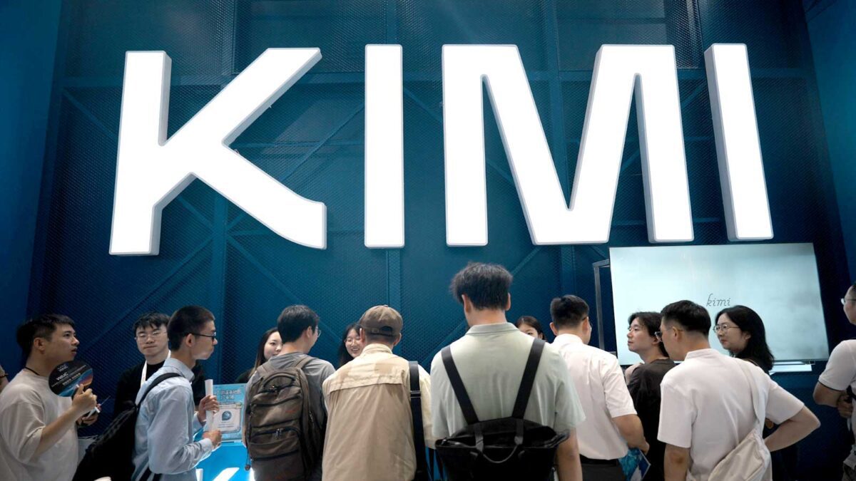 غرفه نمایشگاهی هوش مصنوعی Kimi؛ تعدادی از بازدیدکنندگان در حال مشاهده نمایشگر بزرگ و لوگوی سفید و برجسته Kimi بر روی دیواره‌ای با ساختار شبکه‌ای آبی‌رنگ هستند