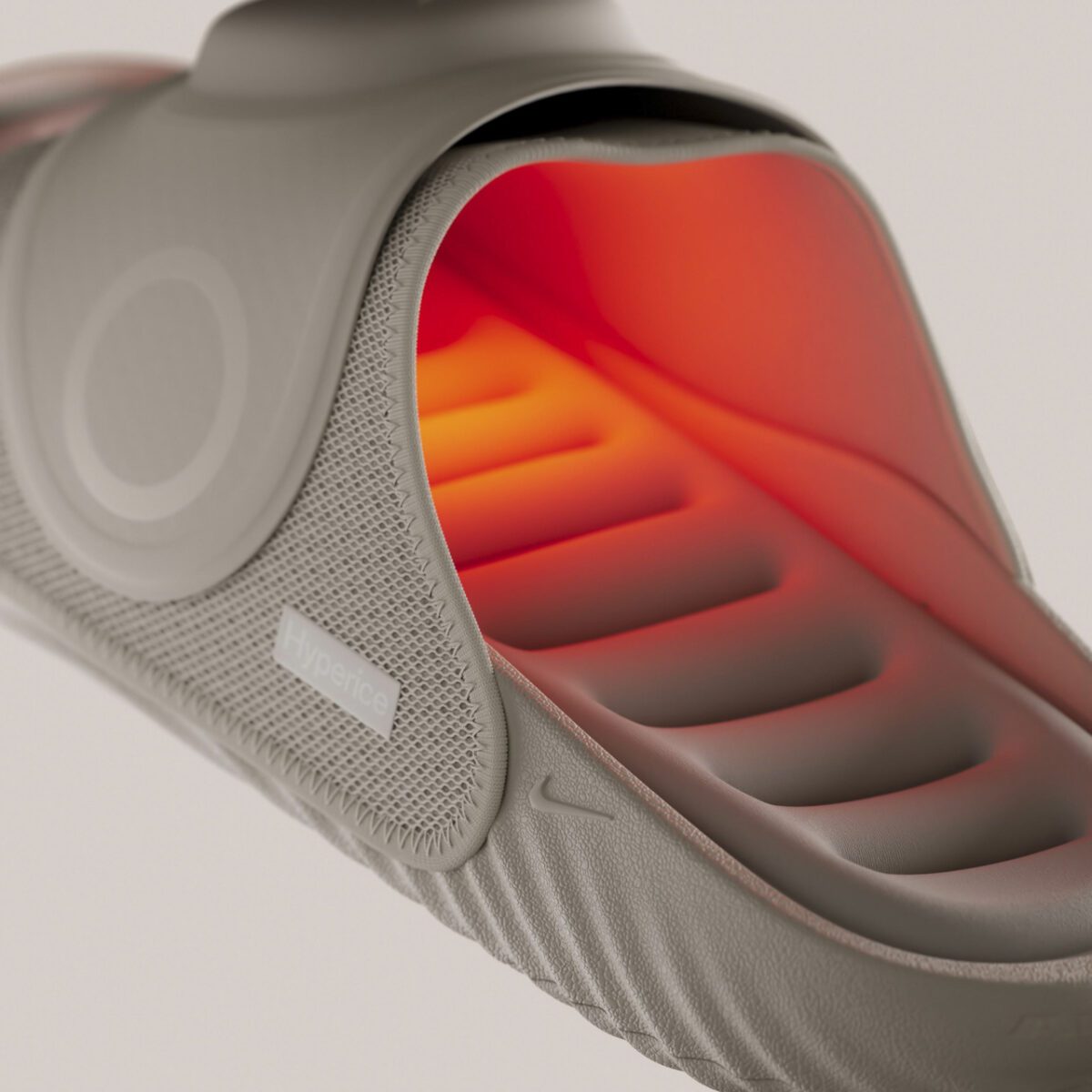 نمای نزدیک از دمپایی هوشمند Nike Air Zoom Hyperslide با نمایش سیستم گرمایش داخلی که برای کمک به ریکاوری و کاهش خستگی پا طراحی شده است.