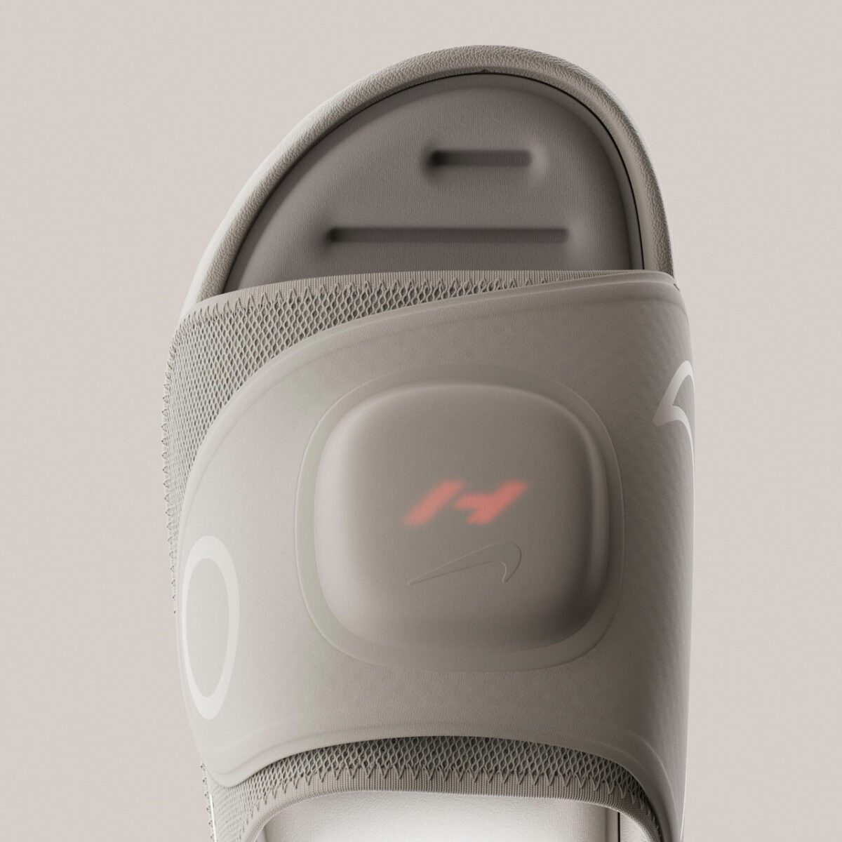 نمای بالای دمپایی هوشمند Nike Air Zoom Hyperslide با ماژول مغناطیسی Hyperice که قابلیت گرمایش و لرزش را برای ریکاوری ورزشکاران فراهم می‌کند.