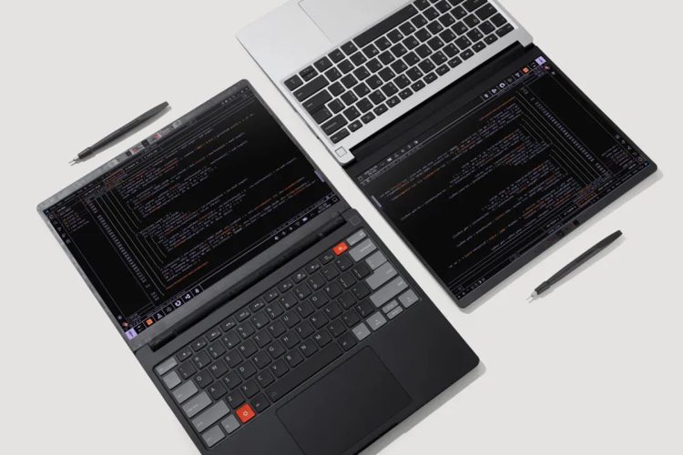 تصویر از بالا از فضای کار شامل یک لپ تاپ با کیبورد سفید و یک تبلت یا صفحه نمایش دوم در کنار آن که کدهای برنامه نویسی را نمایش می دهد و دو قلم استایلوس روی میز قرار دارند.
